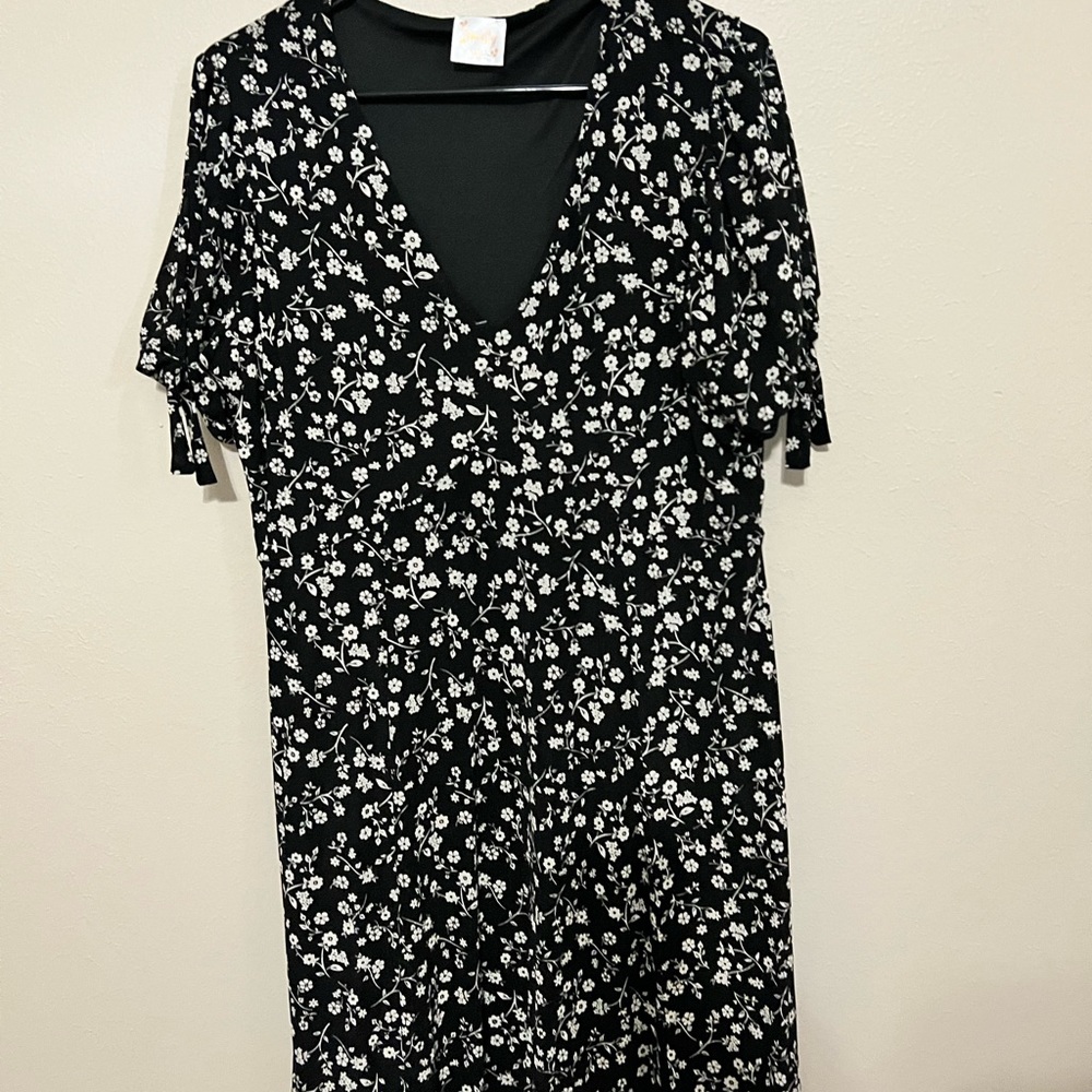 Women’s Summer Dress in XL. Black with white flowers.
